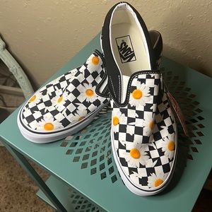 Vans Women’s Classic Slip-On  "Love Me/Love Me Not" Checker Daisy  VN0A5JMHB0B